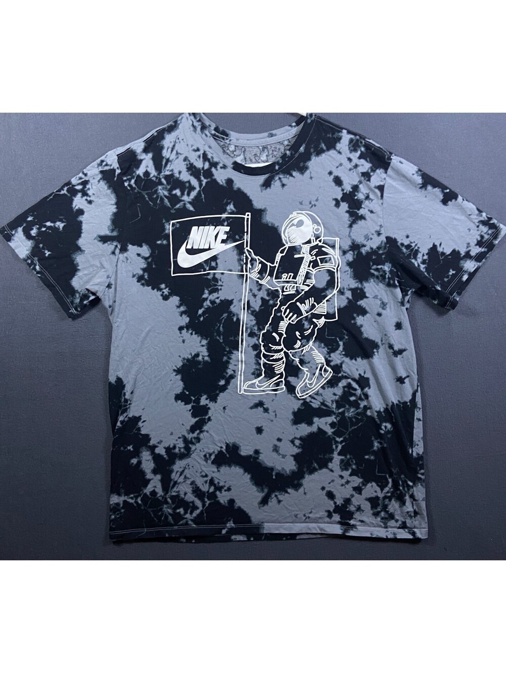Nike - Astronaut Spaceman ‘Man on the Moon’ Flag T Shirt (Men’s XLarge) Tie Dye